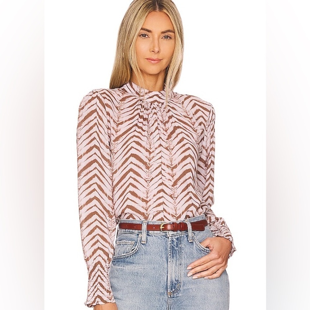 Bella Dahl Mock Neck Smocked Blouse In Golden Chevron Print
